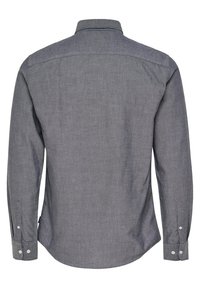 Långärmad skjorta i mörkgrått tyg, med knäppning vid kragen, enknappsknappar vid ärmsluten och en rundad fåll. Baksidan har en jämn, texturerad yta.