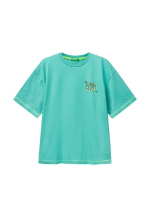 Turquoise katoenen T-shirt met korte mouwen, voorzien van de tekst "ALOHA CLUB" in het groen gedrukt op de linkerborst, met contrasterend stikken langs de randen.