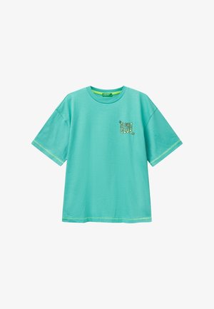 Turquoise katoenen T-shirt met korte mouwen, voorzien van de tekst "ALOHA CLUB" in het groen gedrukt op de linkerborst, met contrasterend stikken langs de randen.