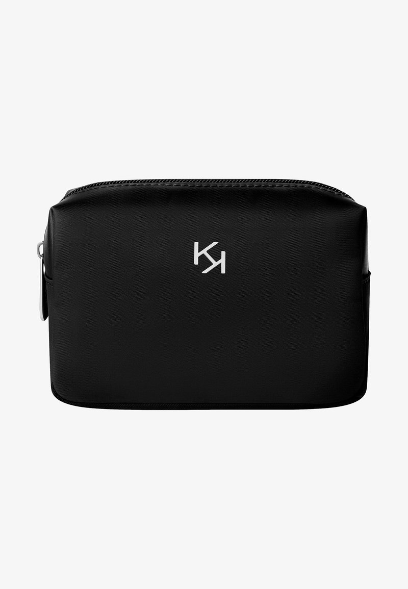 Sort lynlås-pung lavet af tekstureret materiale. Fronten har et sølvlogo. Kompakt rektangulært design med afrundede kanter.