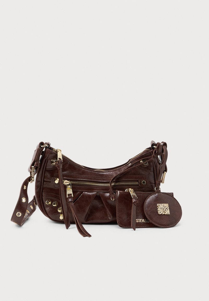 Bolso de mano de cuero marrón con herrajes en tono dorado, diseño acanalado y múltiples bolsillos con cremallera. Incluye un monedero redondo de cuero.