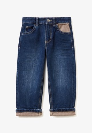 Jeans de denim azul oscuro con puños enrollados, tejido contrastante en el bolsillo derecho y detalles de costura dorada. Diseño clásico de cinco bolsillos.