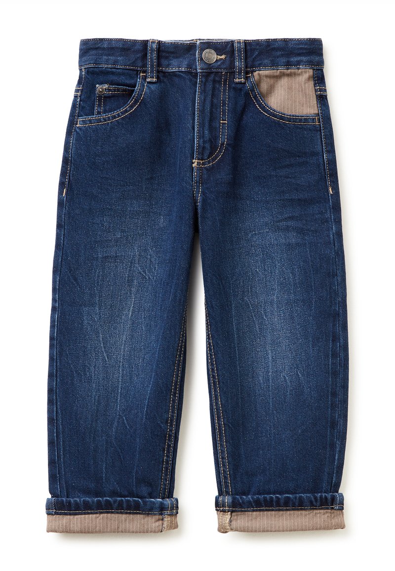 Jeans de denim azul oscuro con puños enrollados, tejido contrastante en el bolsillo derecho y detalles de costura dorada. Diseño clásico de cinco bolsillos.