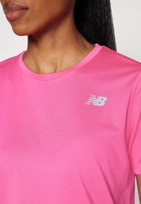 New Balance ESSENTIALS - Camiseta deportiva - pink