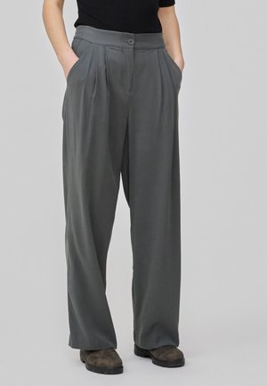 Pantalons plissés gris à taille haute, dotés de poches latérales et d'une fermeture à un bouton, fabriqués dans un matériau lisse et léger.