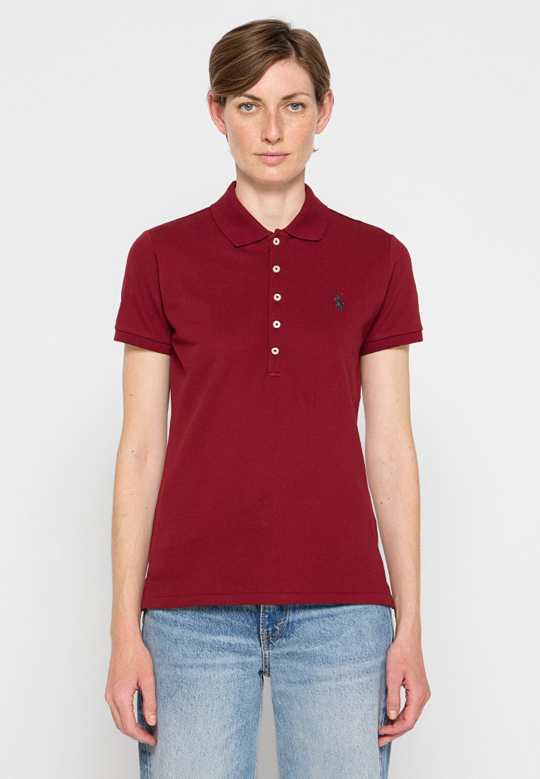 Burgundowa koszulka polo z prążkowanej tkaniny, z trzema guzikami, krótkimi rękawami i małym haftowanym logo na piersi.