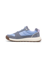 Ljusblå och grå sneakers med ett ovandel i mocka och nylon, som har en vadderad sula, snörningsdesign och en gummisula med en logotyp på hälen.