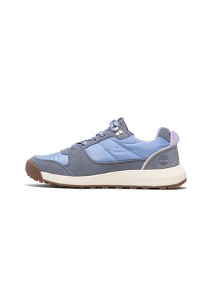 Sneaker blu chiaro e grigio con tomaia in suede e nylon, dotata di suola imbottita, design con lacci e suola in gomma con logo sul tallone.