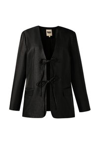 Zwarte jas van glad materiaal, met een diepe V-hals, lange mouwen, twee voorzakken en een strikdetail aan de voorkant.