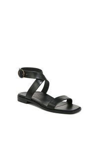 Zwarte leren sandaal met kruisende banden en een ronde gesp. Platte zool met een lichte hak en een gladde textuur. Minimalistisch ontwerp.