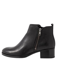 Botín de cuero negro hasta el tobillo, con punta redondeada, acabado texturizado, cierre con cremallera lateral y un tacón bajo en bloque. Superficie suave y diseño sencillo.