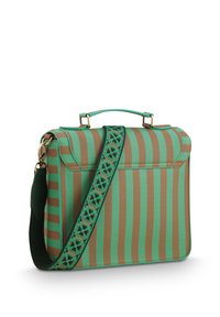 Grün und braun gestreifte Ledertasche mit einem oberen Griff und abnehmbarem gemustertem Riemen. Sie verfügt über goldene Hardware und ein strukturiertes Design.
