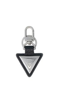 Portachiavi in pelle nera con un emblema metallico triangolare argentato riportante la incisione "GUESS USA" e un attacco a clip rotondo.