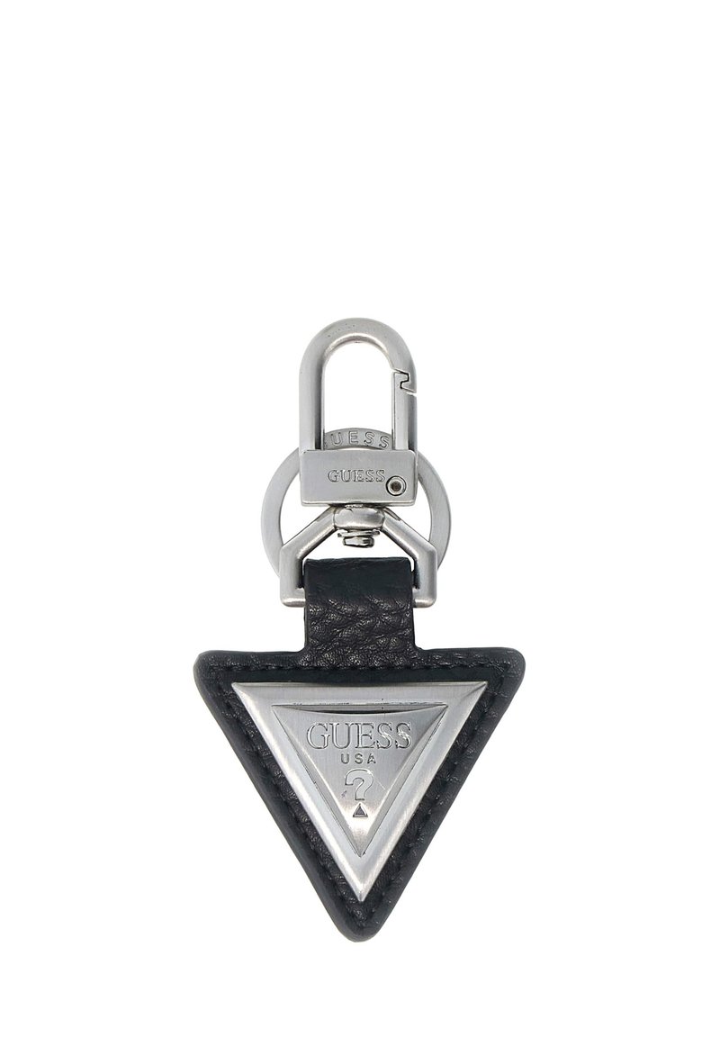 Portachiavi in pelle nera con un emblema metallico triangolare argentato riportante la incisione "GUESS USA" e un attacco a clip rotondo.