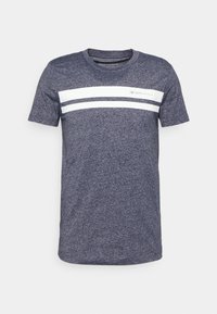 Granatowa koszulka z krótkim rękawem w białe poziome paski na klatce piersiowej oraz napis "DENIM TOM TAILOR" po prawej stronie.