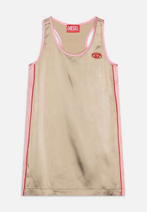 Top w kolorze miękkiego beżu z różowymi akcentami. Posiada okrągły dekolt, bez rękawów oraz czerwoną aplikację logo na klatce piersiowej.