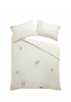 Bettwäsche in Cremefarbe mit dezenten, bestickten Katzenmotiven, die über die Bettdecke und die passenden Kissenbezüge verteilt sind.