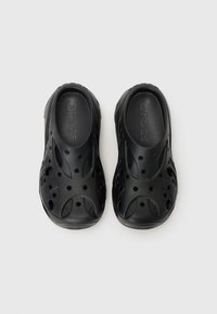 Czarne gumowe klapki z otworami wentylacyjnymi, teksturowanymi wkładkami i zaokrąglonym kształtem. Logo "CROCS" wytłoczone na górnej powierzchni. Lekka konstrukcja.