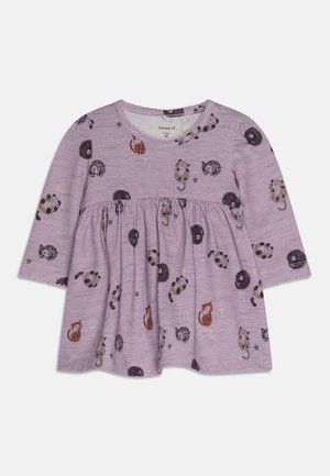 Długa sukienka niemowlęca z długim rękawem, z marszczonym taliowaniem, ozdobiona wesołymi ilustracjami kotów w różnych kolorach.