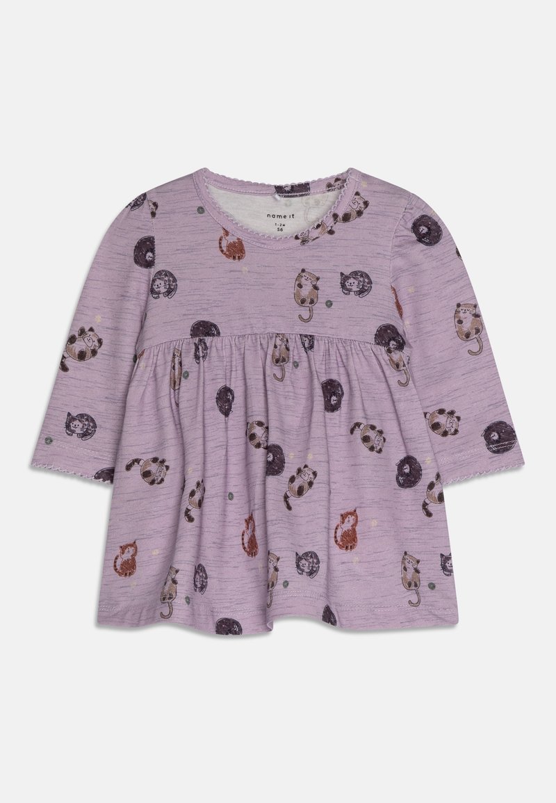 Robe longue à manches longues pour bébé en lavande avec taille froncée, décorée d'illustrations ludiques de chats de différentes couleurs.