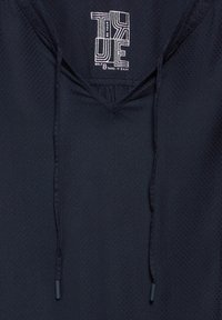 Navyblauwe, korte mouwen sporttop met een geweven meshpatroon, met een V-hals en trekkoordaccenten bij de kraag.
