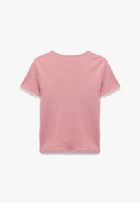 Camiseta de algodón rosa con mangas cortas, que presenta un escote redondo y un adorno de encaje decorativo a lo largo del cuello y los bordes de las mangas.