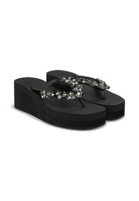 Ciabatte wedge nere con suola texturizzata, dotate di un accento in gemma trasparente e strass sulle cinghie. Materiale in gomma liscia in tutto.