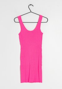 Ribbed, ilmanhihaine mekko kirkkaassa kuumassa pinkissä, jossa on pyöreä kaula-aukko ja tiukka malli, esillä mustalla vaatetabletilla valkoista taustaa vasten.