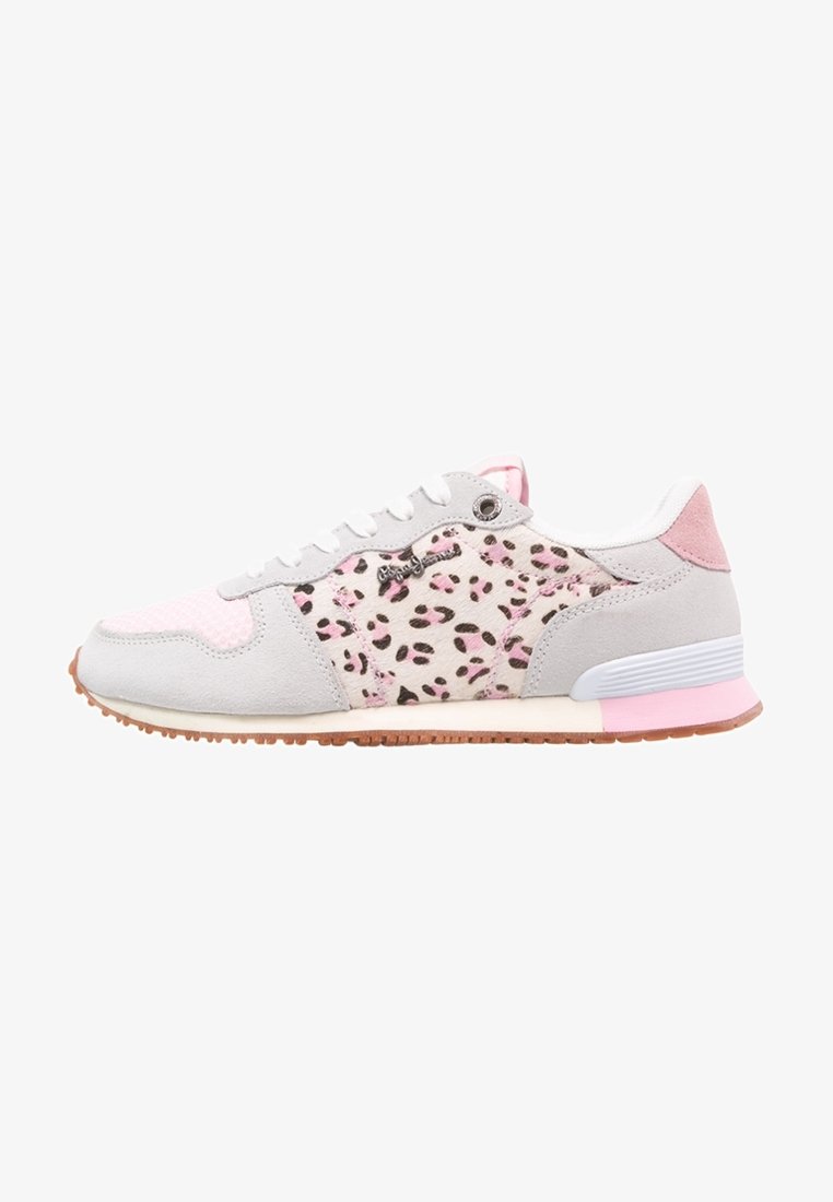 Basket basse avec panneaux rose, gris et blanc, détail côté imprimé léopard, lacets blancs et semelle en gomme.