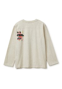 Helles beigefarbenes Langarm-Sweatshirt aus strukturiertem Stoff, mit einem bunten Grafikdruck auf dem Rücken, der Text und Farbspritzer zeigt.