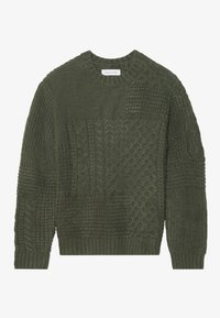 Olivengrøn strikket sweater med blandede teksturer, herunder kabel- og vaffelmønstre, med rund halsudskæring og ribbede manchetter.