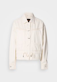 Hvit denimjakke med krage, frontlommer og snøring i nederkant. Har sølvknapper og sydd detaljer.