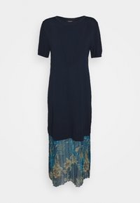 Granatowa sukienka z krótkimi rękawami, z falbaną w kwiatowy wzór w kolorach turkusowym i beżowym, wykonana z lekkiego materiału.