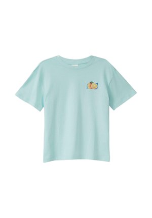 Lichtblauw T-shirt met korte mouwen met een kleine oranje fruitafbeelding op de linker bovenborst tegen een witte achtergrond.