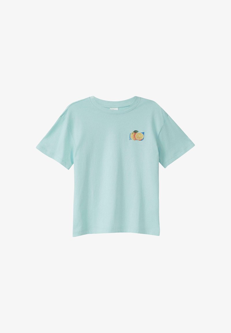 T-shirt bleu clair à manches courtes avec un petit dessin de fruit orange sur la partie supérieure gauche de la poitrine sur fond blanc.