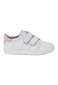 Chaussures en cuir blanc avec des accents roses, dotées de deux straps Velcro, de détails perforés et d'une semelle en caoutchouc texturé.