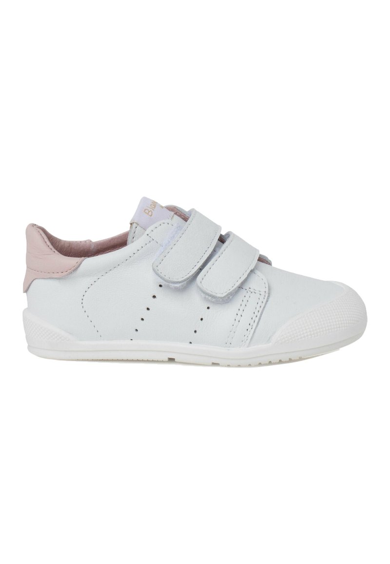 Chaussures en cuir blanc avec des accents roses, dotées de deux straps Velcro, de détails perforés et d'une semelle en caoutchouc texturé.