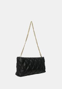 Borsa a tracolla in pelle trapuntata nera con catena dorata, forma rettangolare, texture liscia e dettagli a motivo diamante.
