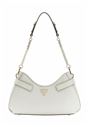 Sac à main en cuir synthétique blanc à forme courbée, doté d'une chaîne et d'une lanière en cuir, de lanières latérales et d'un logo triangulaire en métal.