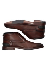 Bruine leren enkellaarzen met een gestructureerde afwerking, voorzien van een gladde zwarte accent bij de hak, vetersluiting en rubberen buitenzool.