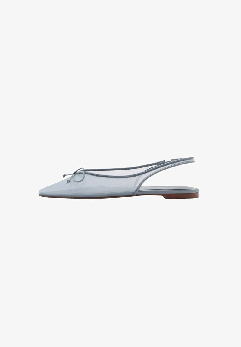Slingback flats trasparenti azzurro chiaro con punta affilata, caratterizzati da un accento circolare e una suola bassa marrone.