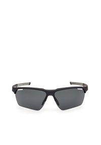 Lunettes de sport noires semi-cerclées avec verres polarisés gris foncé et branches droites, présentées sur un fond blanc.