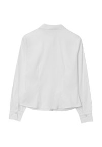 Camicia bianca a maniche lunghe con polsi abbottonati, colletto e orlo leggermente svasato, mostrata da dietro su uno sfondo bianco.