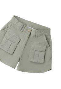 Shorts cargo vert olive clair avec fermeture à bouton à l'avant, deux grandes poches latérales et un tissu doux et léger.