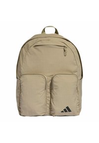 Mochila beige con textura acolchada, dos bolsillos frontales con cremallera y un asa superior. Presenta un logotipo de marca negro en la esquina inferior derecha.