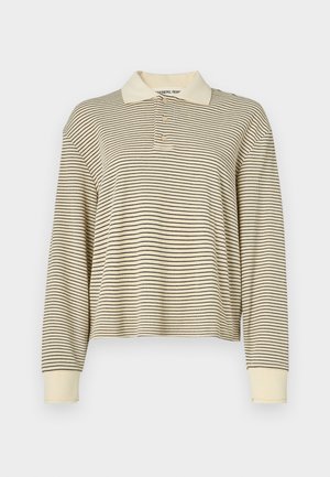 Polo beige à manches longues avec de fines rayures noires, doté d'un col classique et d'une patte de boutonnage à trois boutons. Texture douce, coupe adaptable.