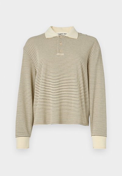 Polo a maniche lunghe beige con sottili righe nere, caratterizzato da un colletto classico e un bottone a tre. Texture morbida, vestibilità adattabile.