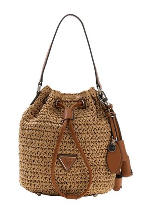 Sac seau tressé marron avec cordon de serrage en cuir, bandoulière et pompons décoratifs en cuir sur fond blanc.