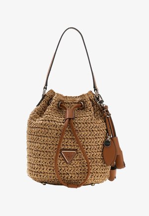 Bruine gevlochten bucketbag met leren trekkoord, schouderriem en decoratieve leren kwastjes op een witte achtergrond.