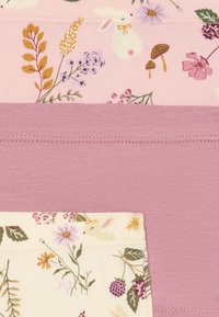 Rosa und cremefarbener Stoff mit Blumen- und Pilzmuster, kombiniert mit einfarbigem, staubrosa Stoff.